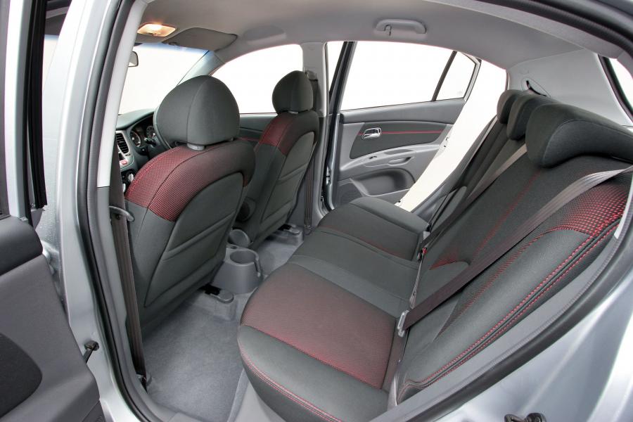  Kia Rio Hatchback 2005 года  (UK) (фото 6 из 32)